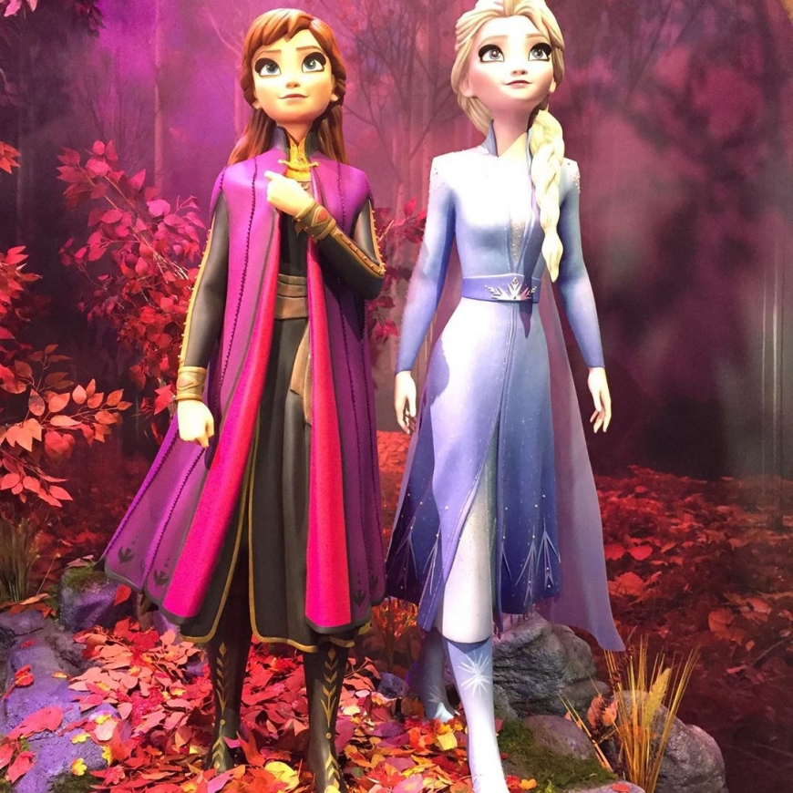 Statue of Elsa and Anna from D23 Frozen 2 booth