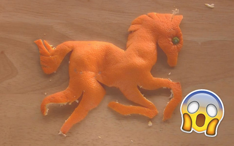 Master carves figures of animals and birds by peeling mandarin