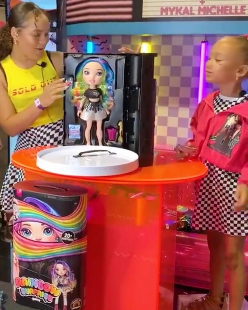 Another amazing new toy from MGA - new Rainbow Surprise Poopsie Fashion Dolls with DIY Slime Fashion!