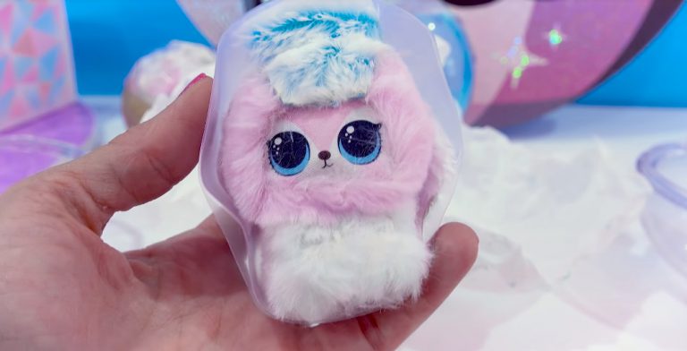 WINTER DISCO AUTHENTIC VAMPUPPER LOL  SURPRISE FLUFFY PETS BALL TO BAG 