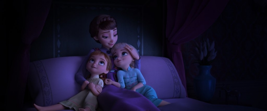 Frozen 2: Queen Iduna with baby Elsa and Anna