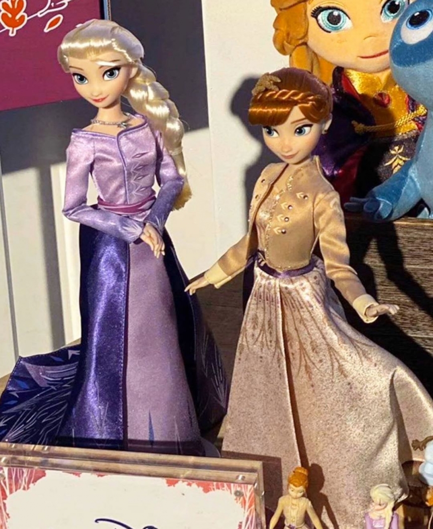 Disney Store Elsa and Anna classic doll in prologue dresses