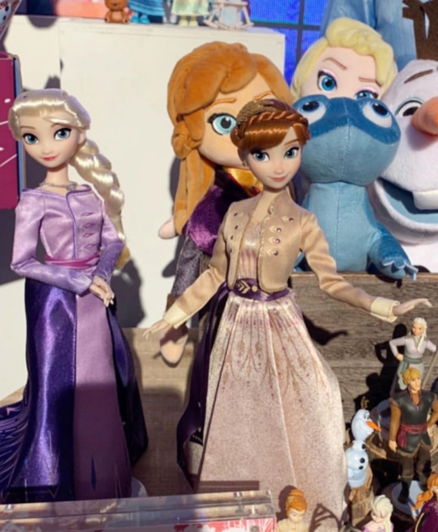 Disney Store Elsa and Anna classic doll in prologue dresses