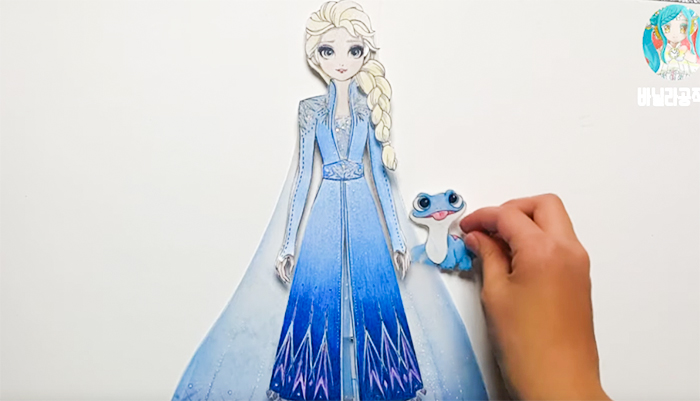 Frozen 2 Elsa paper doll video