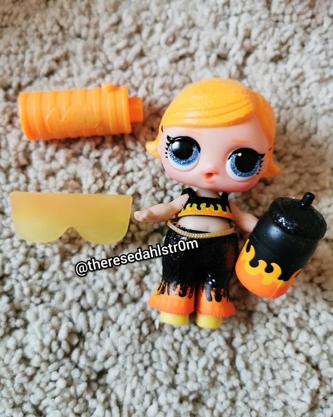 First live images of new LOL Surprise Lights Glitter dolls and black light torch that comes with the ball YouLoveIt