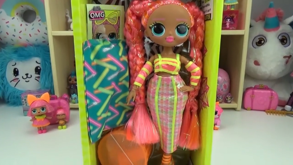 LOL Surprise OMG Lights Dazzle doll. Out of the box pictures and