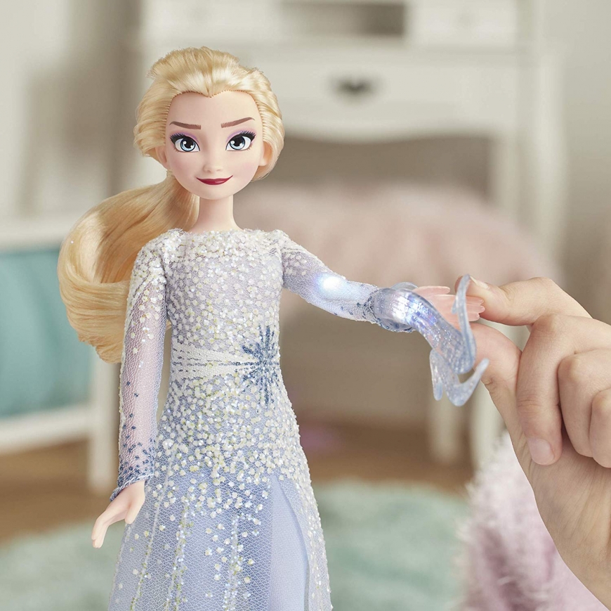 Frozen 2 Magical Discovery Elsa Doll with Lights and Sounds, elsa with ponytail barefoot