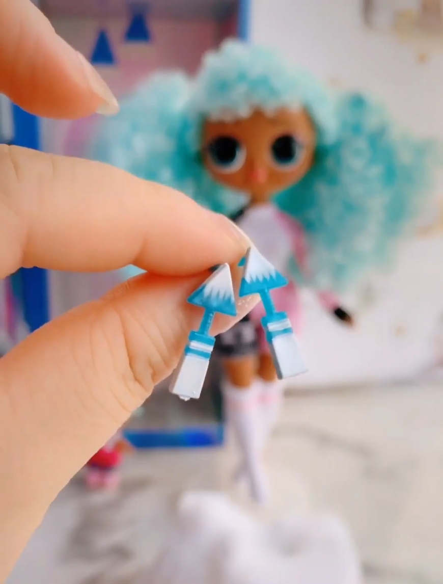 LOL OMG Winter Chill Icy Gurl unboxing pictures