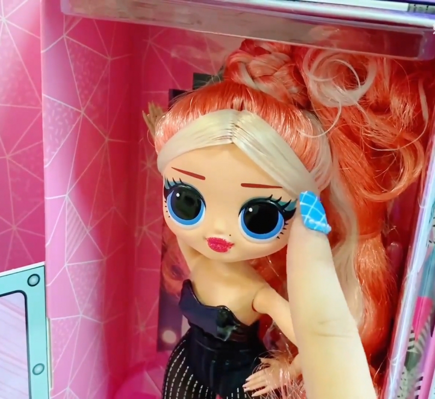 LOL OMG Winter Chill Big Wig unboxing pictures