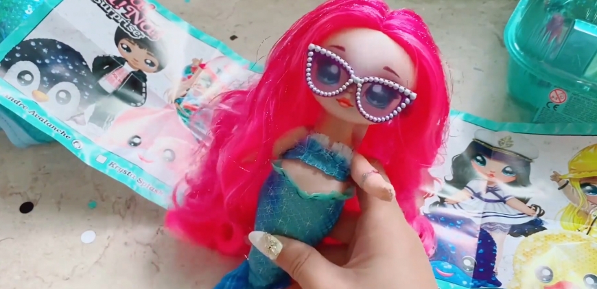 Unboxing pictures of the Na Na Surprise Sparkle Mermaid Marina Jewels doll