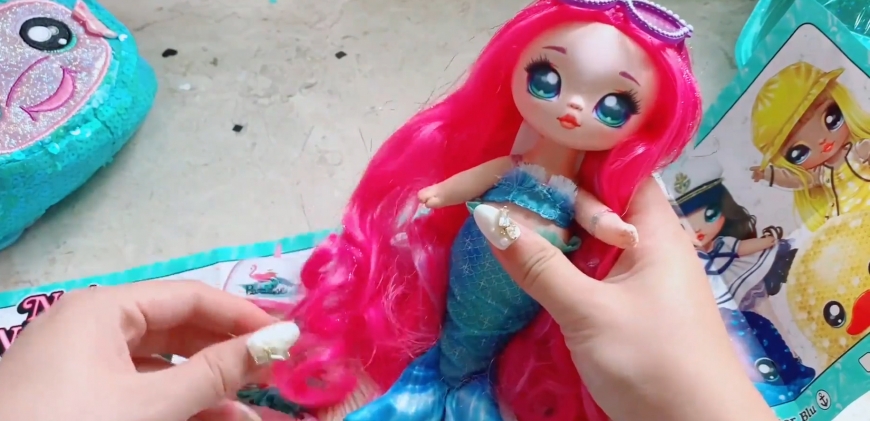 Unboxing pictures of the Na Na Surprise Sparkle Mermaid Marina Jewels doll
