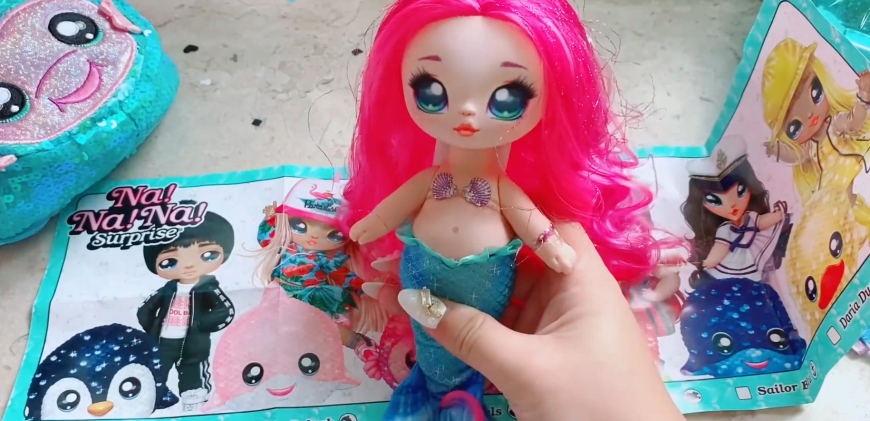 Unboxing pictures of the Na Na Surprise Sparkle Mermaid Marina Jewels doll
