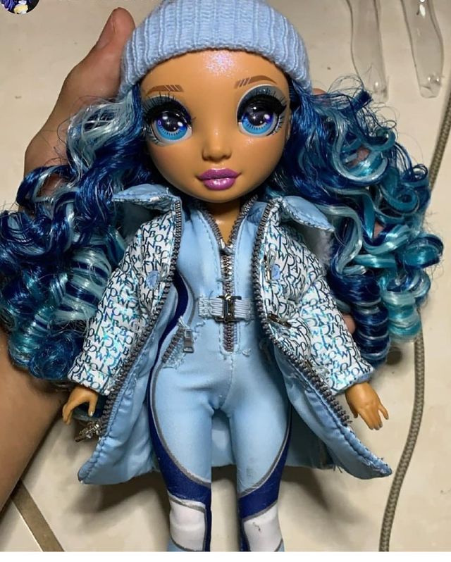 Snowboard Accessories Blue Fashion Doll and Playset with 2 Designer Outfits Rainbow High Winter Break Skyler Bradshaw 
