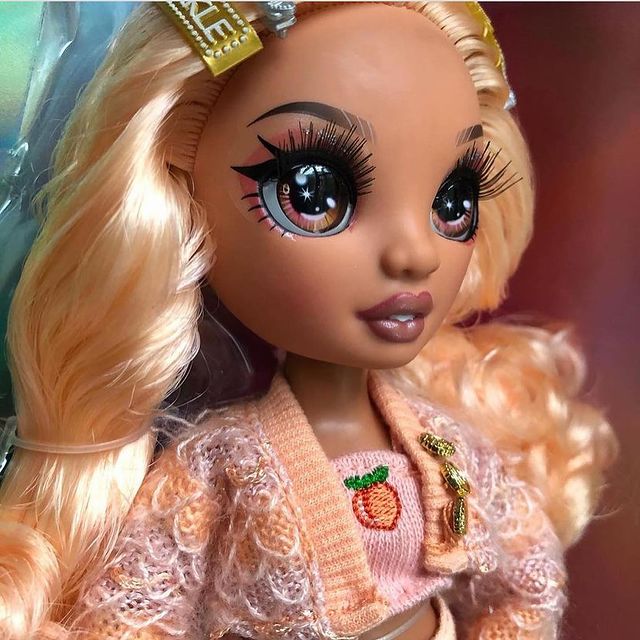 In real life pictures Rainbow High Series 3 Peach doll Georgia Bloom