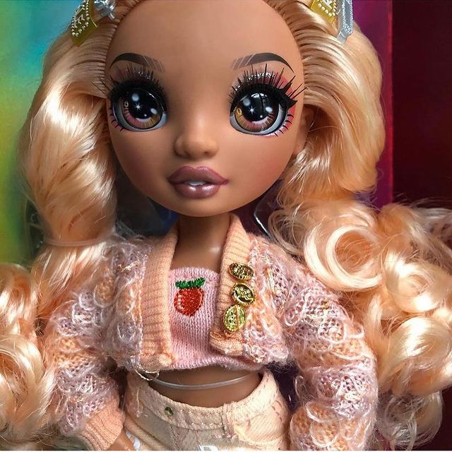 In real life pictures Rainbow High Series 3 Peach doll Georgia Bloom