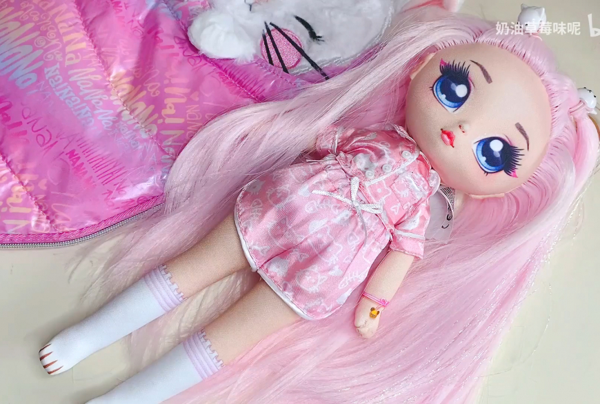 Na Na Na Surprise Teens Slumber Party doll Mila Rose