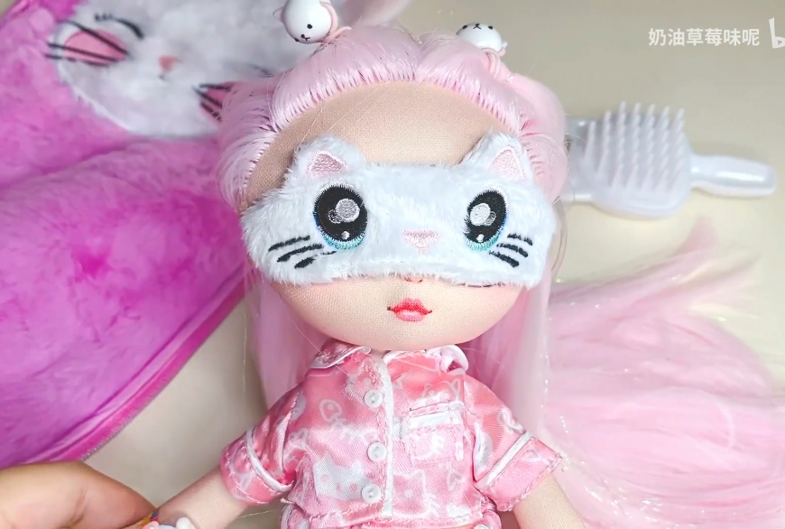 Na Na Na Surprise Teens Slumber Party doll Mila Rose