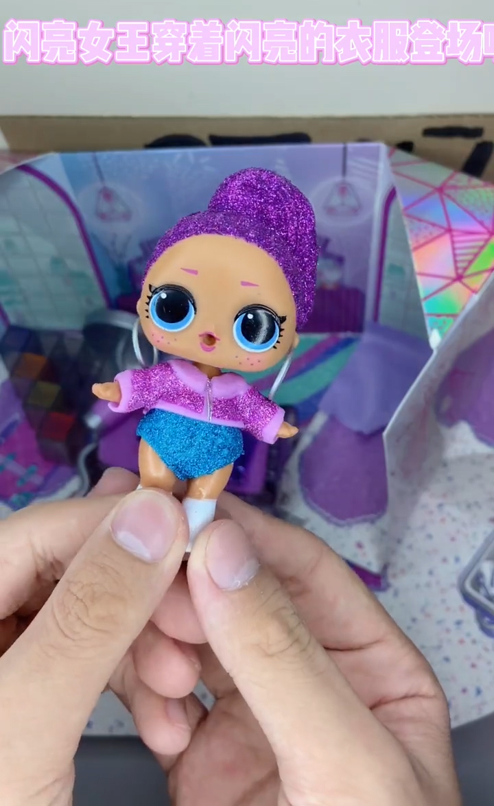 Unboxing pictures of LOL Surprise Winter Chill hangout spaces set