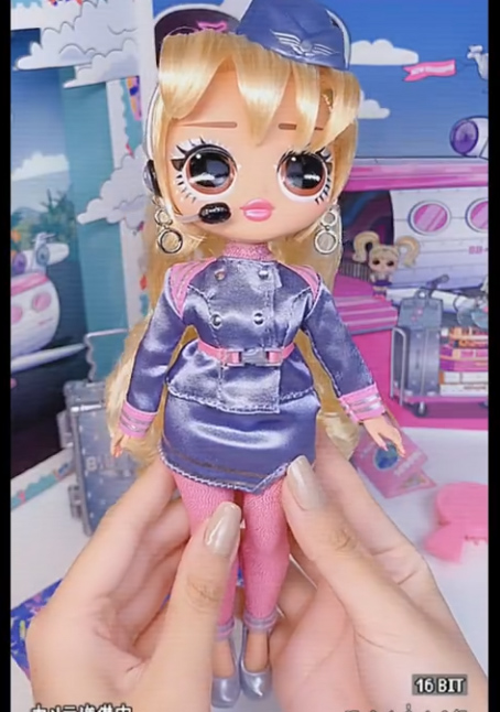 LOL OMG World Travel Fly Gurl doll unboxing pictures