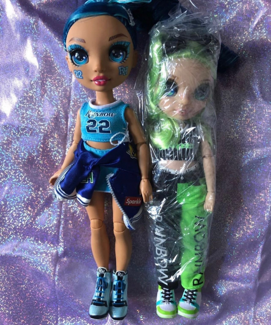 Comparison of the size of Rainbow High Junior High dolls with regular dolls