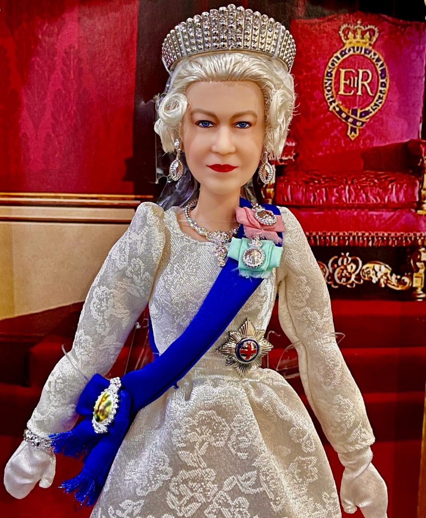 Barbie Signature HCB96 Queen Elisabeth II doll Queens Platinum Jubilee