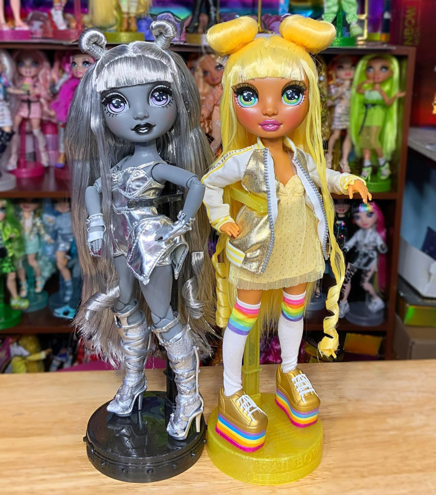 Shadow High Luna Madison doll with Sunny