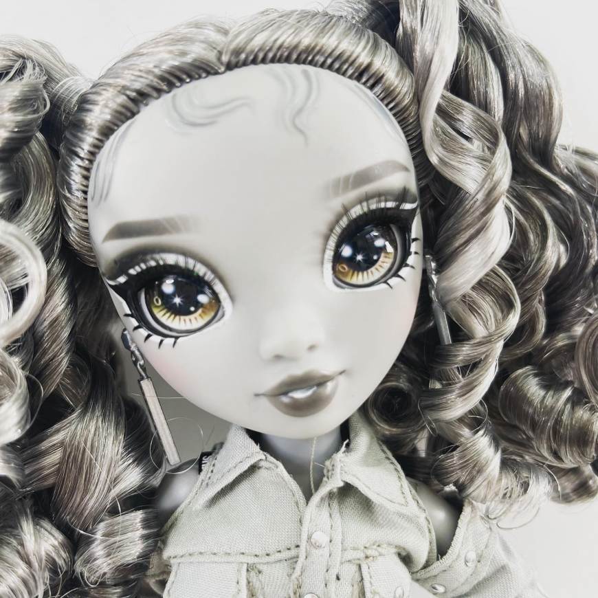 Shadow High Nicole Steel doll in real life photos