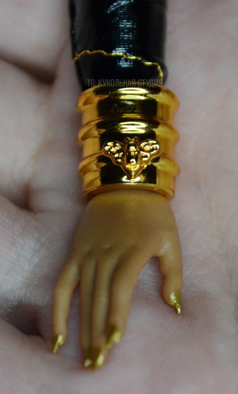 LOL OMG Fierce Royal Bee doll in details