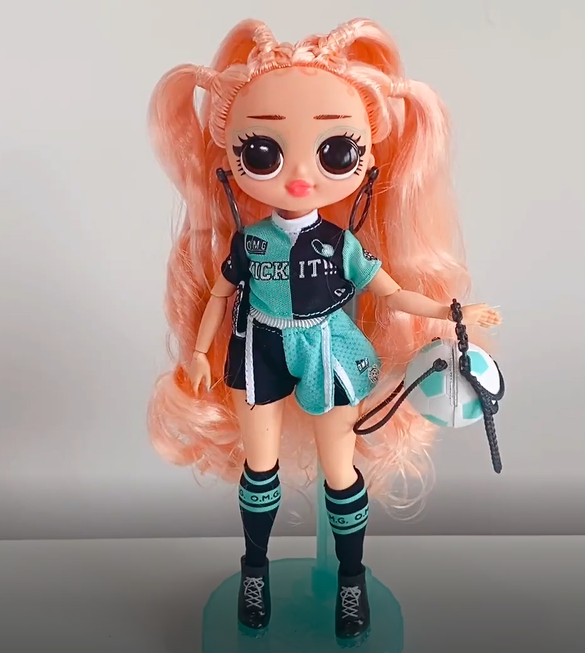 LOL OMG Sports Kicks Babe doll unboxing pictures