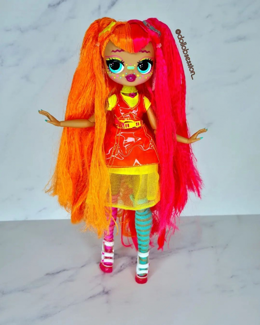 LOL OMG Fierce Neonlicious doll out of the box