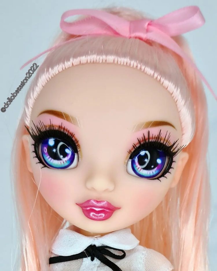 Rainbow High Junior High series 2 Bella Parker doll in real life photos