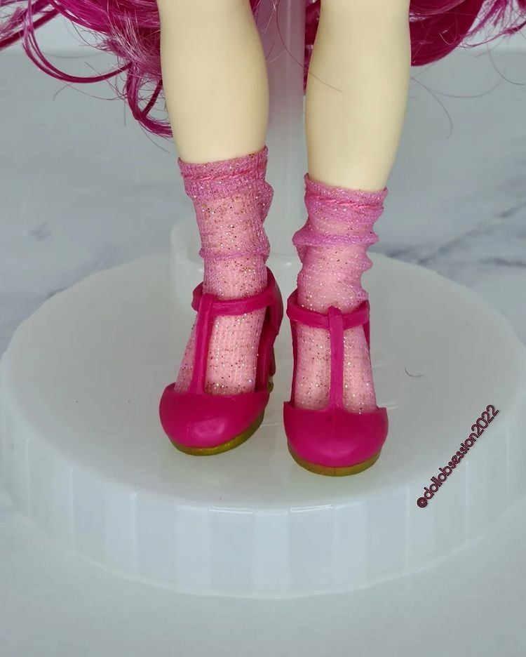 Rainbow High Junior High series 2 Stella Monroe doll in real life photo