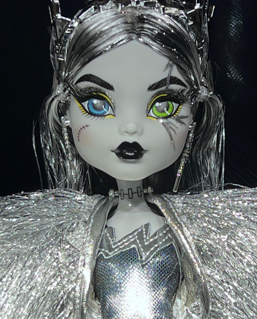 Mattel San Diego Comic-Con 2022 Monster High exclusive Frankie Stein Voltageous doll in real life photos