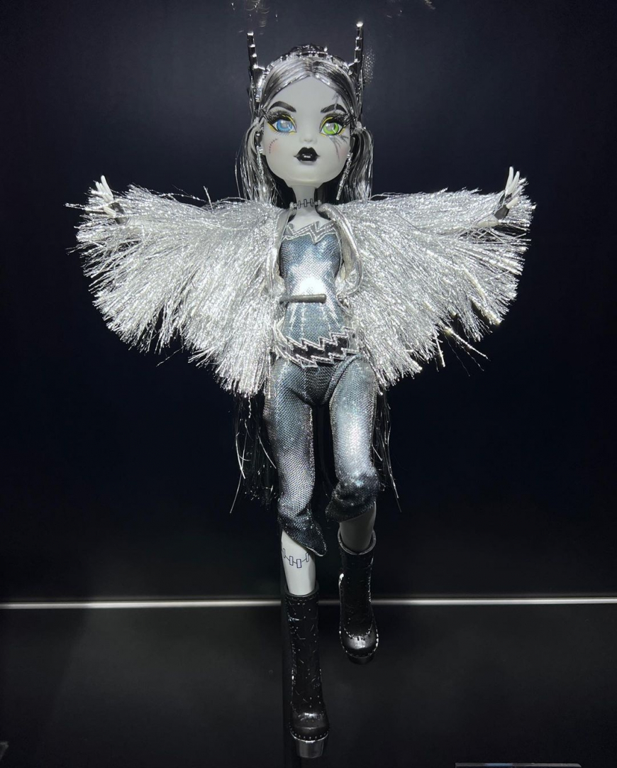 Mattel San Diego Comic-Con 2022 Monster High exclusive Frankie Stein Voltageous doll in real life photos