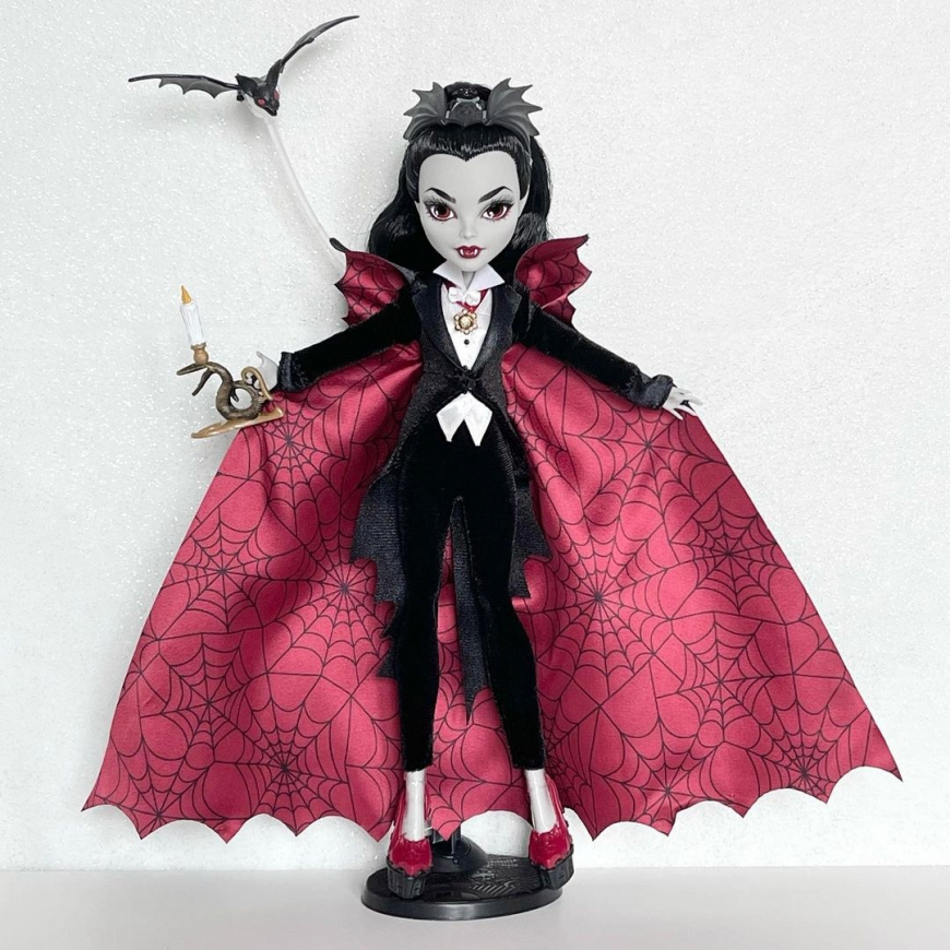 Monster High Collector Dracula doll 2022 in real life photos