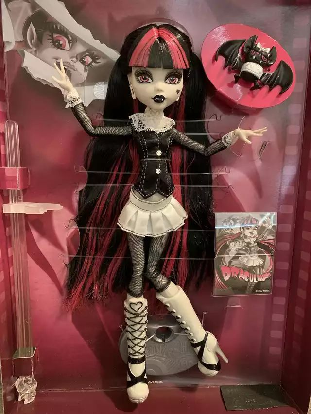 Monster High Reel Drama Black and White Draculaura doll irl
