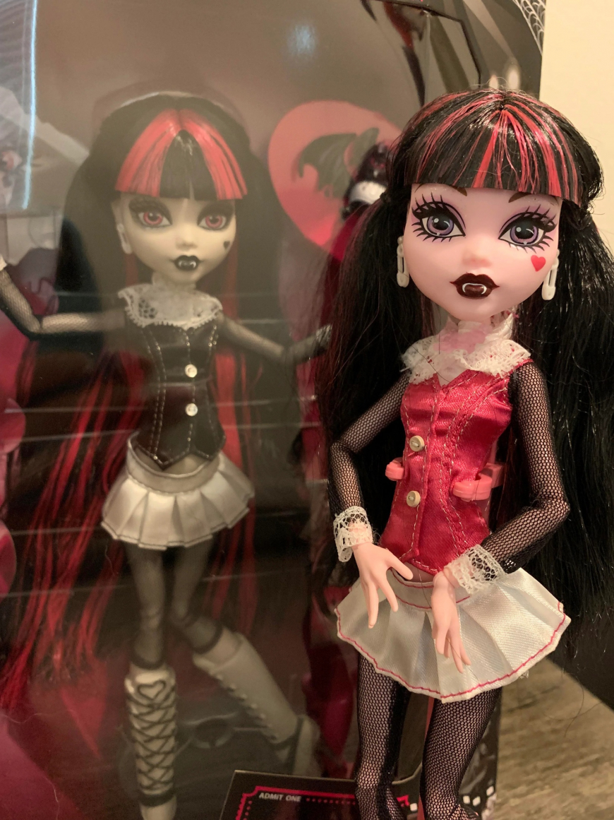 Monster High Reel Drama Black and White Draculaura doll