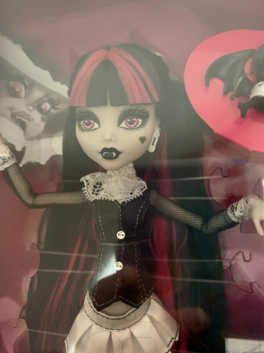 Monster High Reel Drama Black and White Draculaura doll