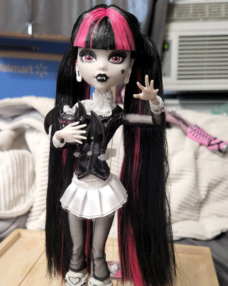 Monster High Reel Drama Black and White Draculaura doll in real life