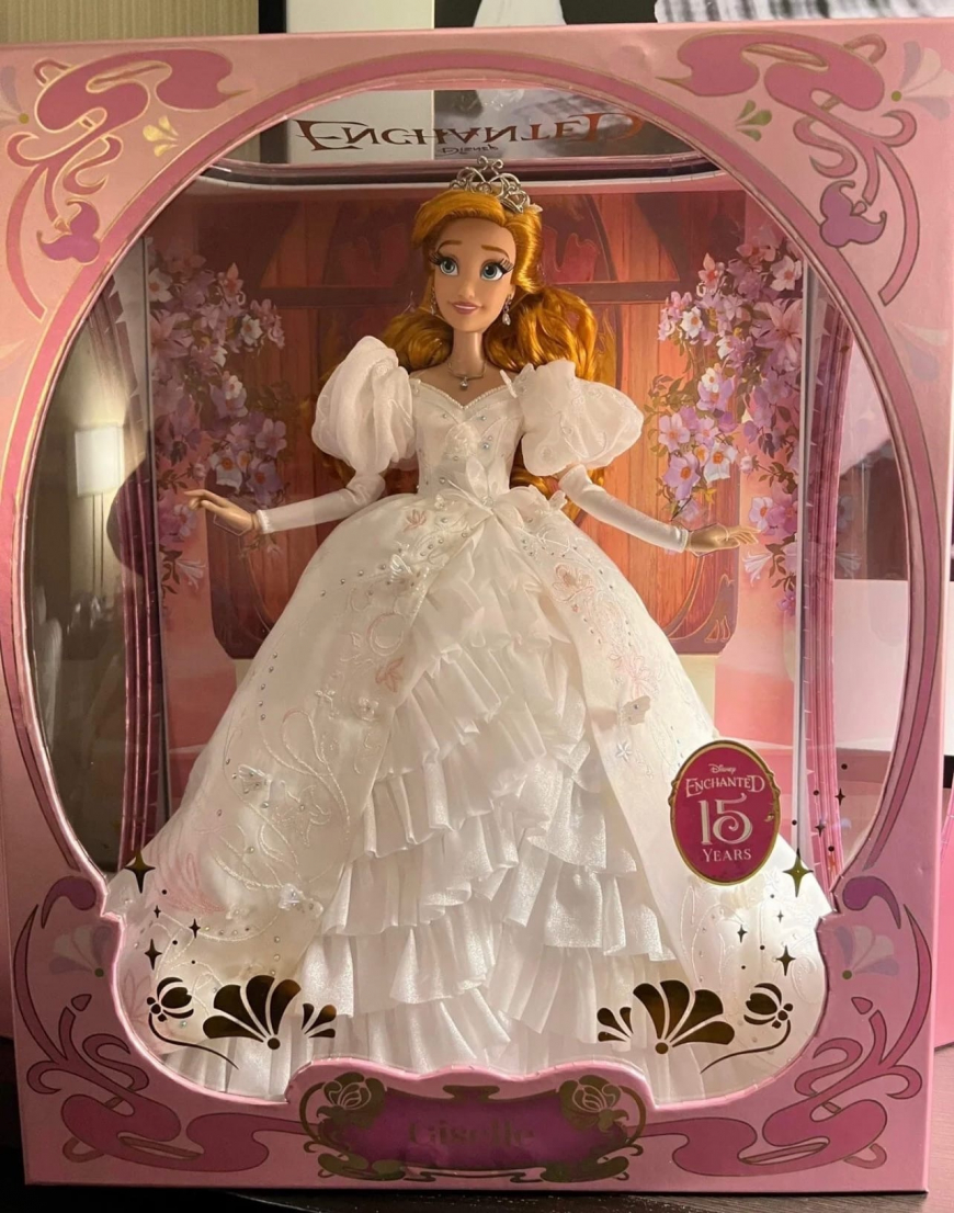 Disney D23 2022 Limited Edition Giselle Enchanted 15 years doll in wedding dress in box