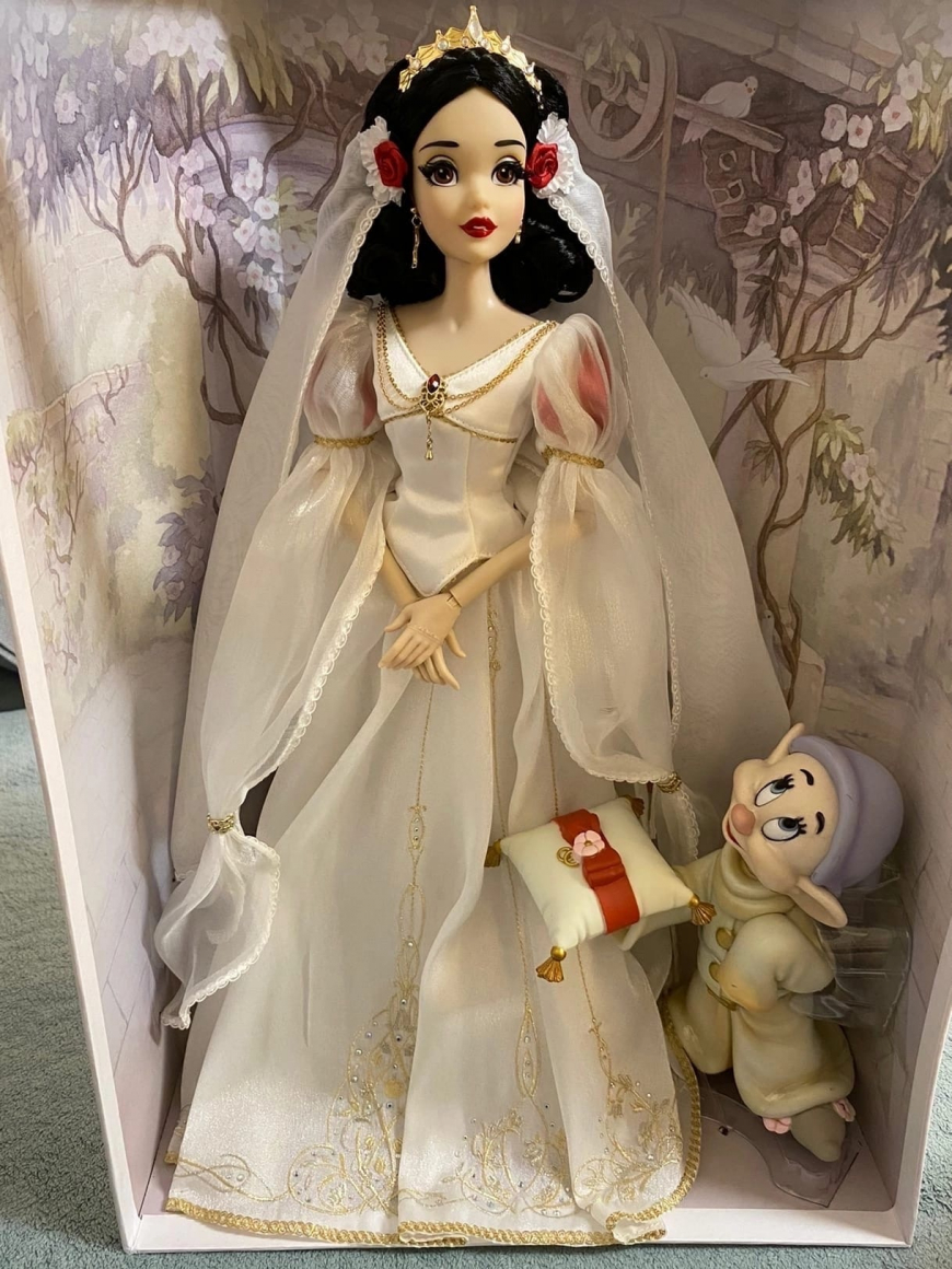 Disney D23 2022 Limited Edition Snow White doll in wedding dress detailes