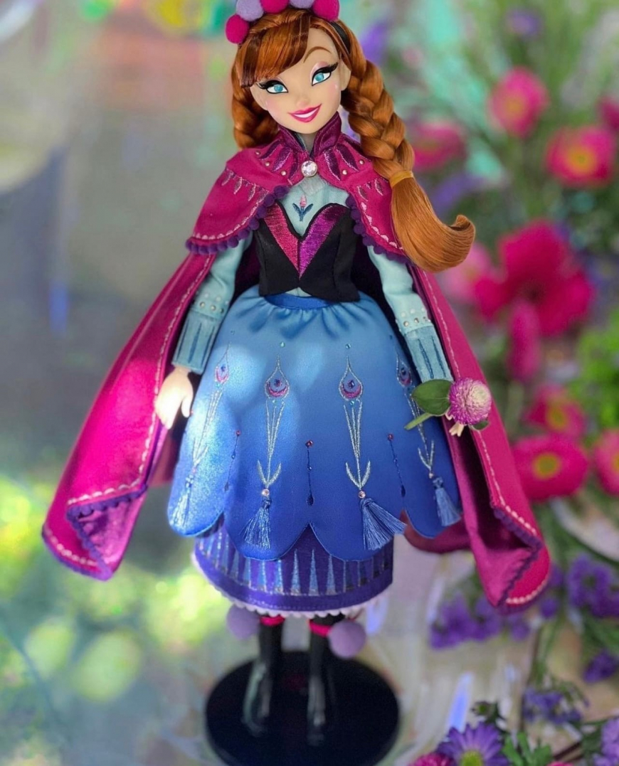 Disney Frozen Anna and Elsa Brittney Lee limited edition dolls