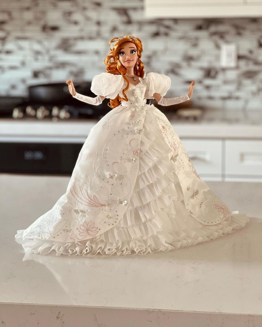 Disney D23 2022 Limited Edition Giselle Enchanted 15 years doll in wedding dress