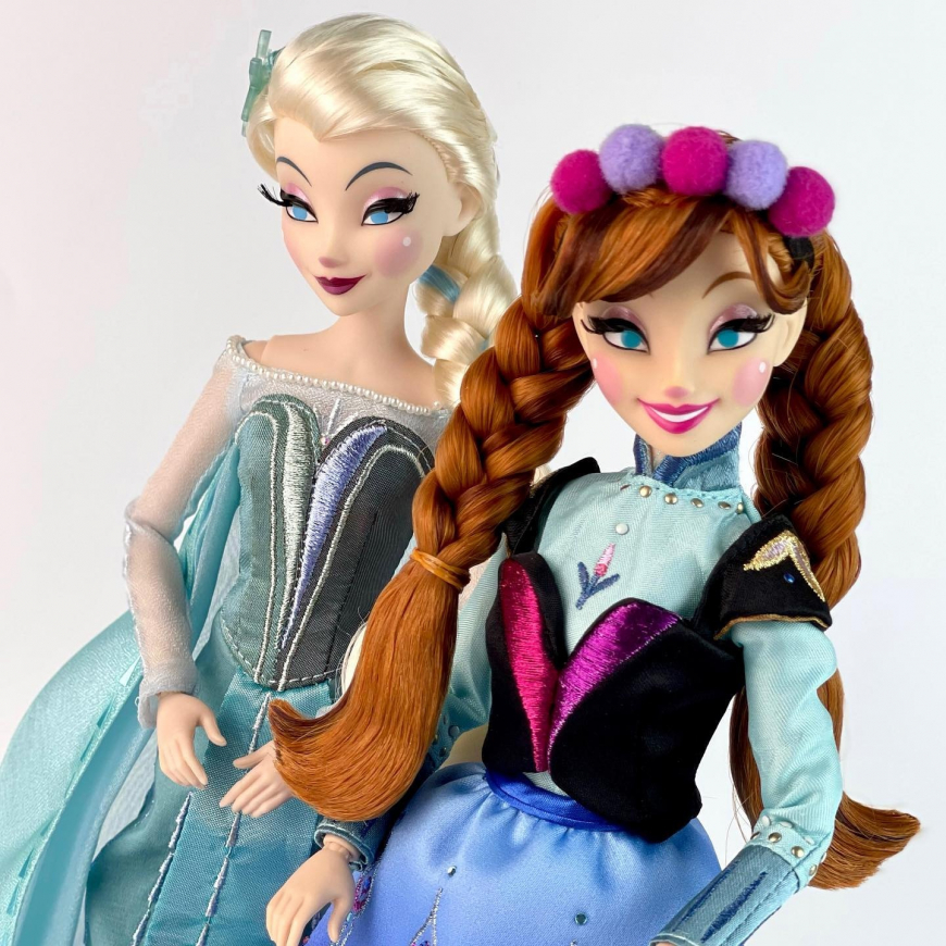 Disney Frozen Anna and Elsa Brittney Lee D23 2022 Limited Edition dolls in real life photos