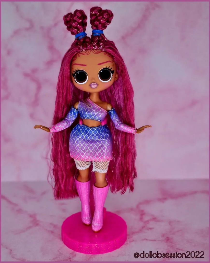 LOL OMG Golden Heart doll out of the box