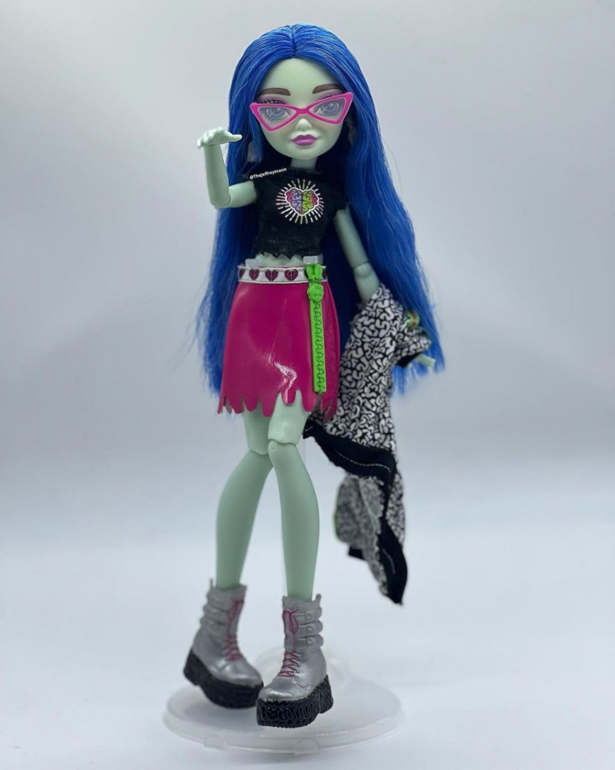 New Monster High 2022 Ghoulia Yelps doll out of the box