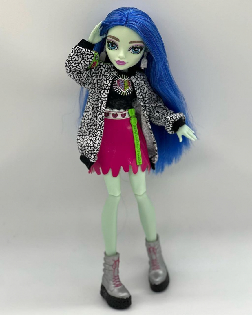 New Monster High 2022 Ghoulia Yelps doll out of the box