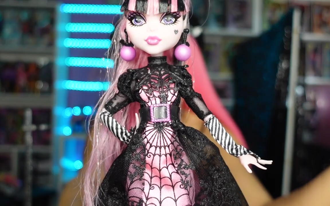 Monster High Howliday Draculaura Doll Winter Edition 2022 Mattel HKX67