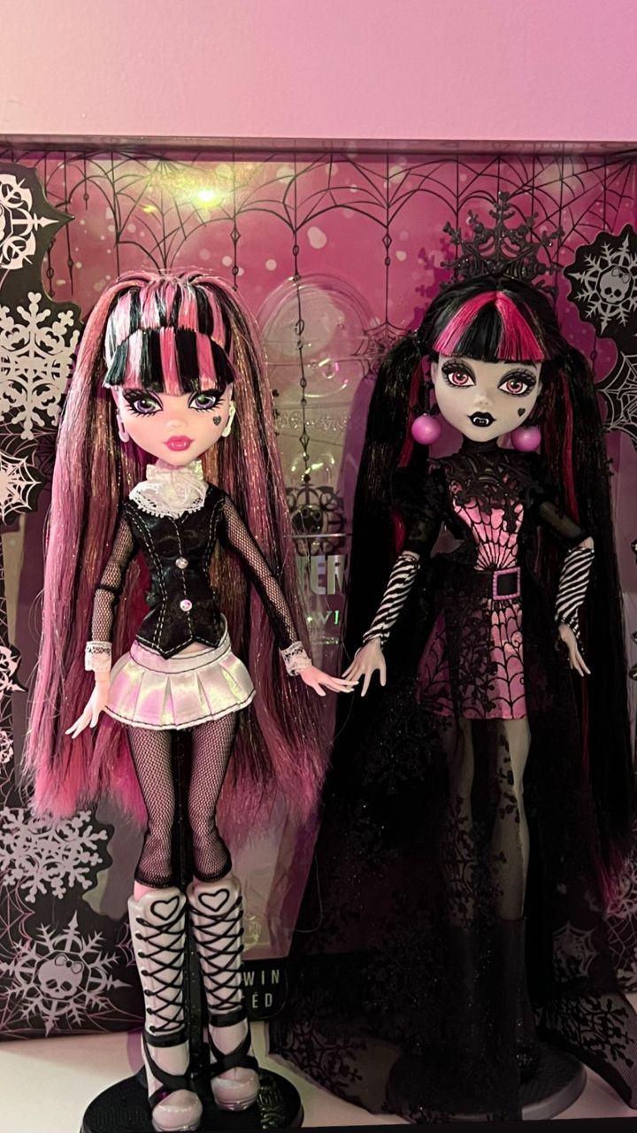 Monster High Howliday Winter Edition Draculaura doll in real life details