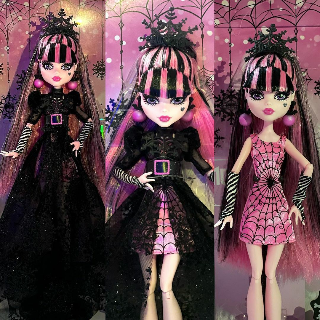 Monster High Howliday Draculaura Doll Winter Edition 2022 Mattel HKX67